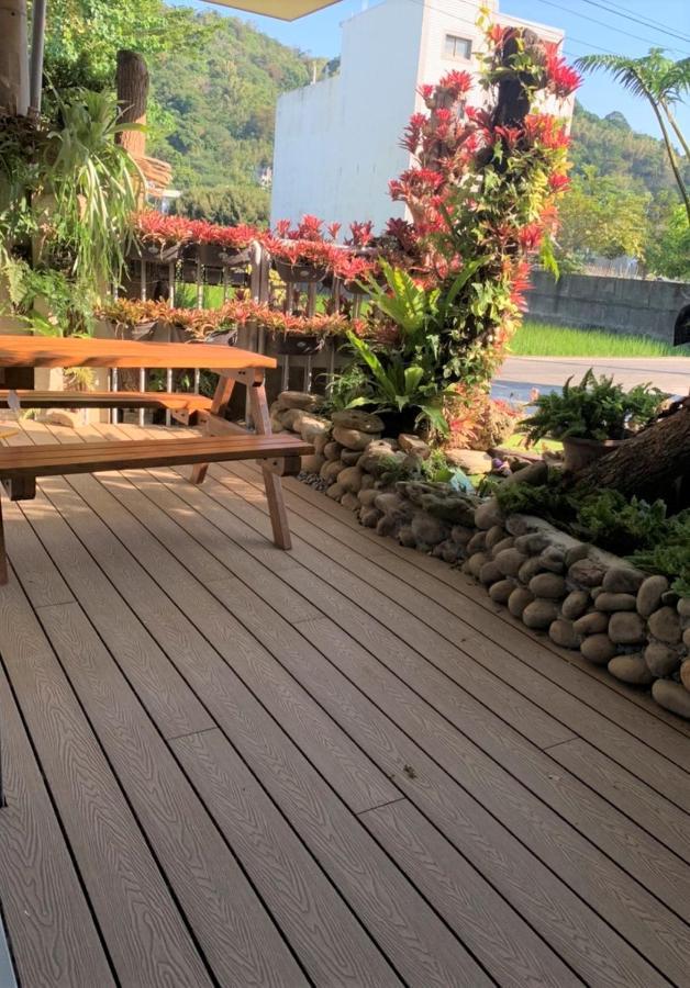 蘊慢築 茶花藝主題民宿 Yun Man Zhu Homestay Gongguan Екстериор снимка